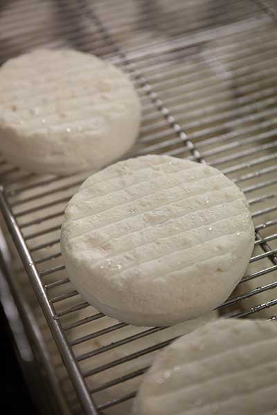 Affinage du Mothais sur feuille